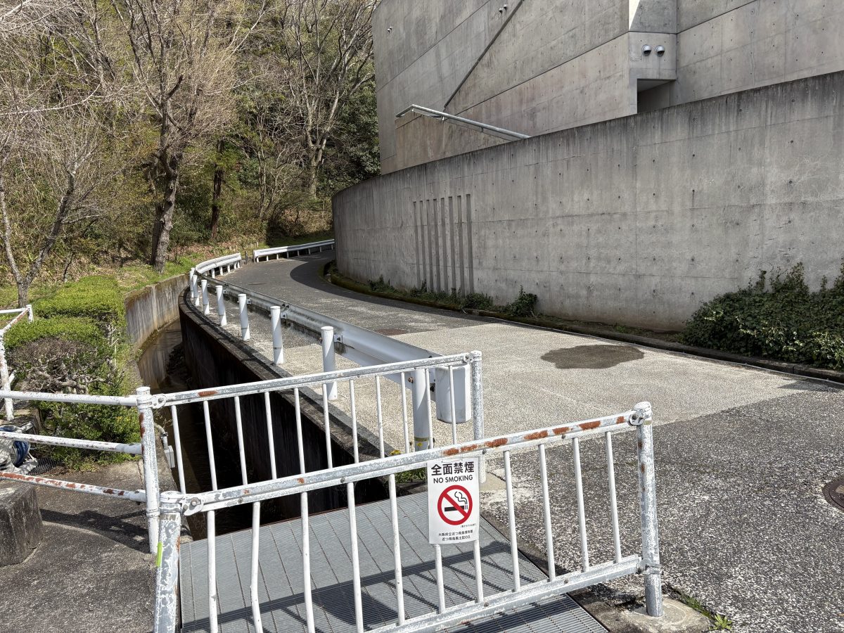 博物館横の通路