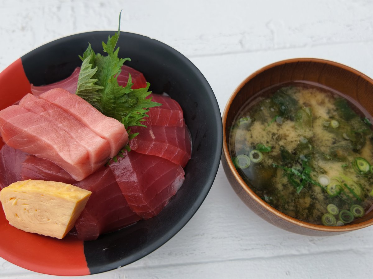 マグロ中心の丼と味噌汁
