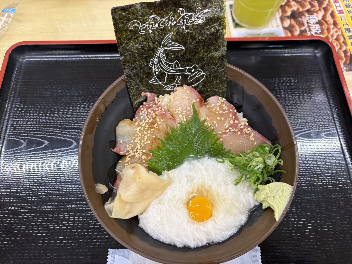 鯛とカンパチの漬けにとろろとうずらの生卵がのったカタタ丼
